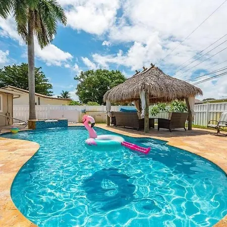 Deerfield Retreat! Walk To The Beach! Sleeps 8!